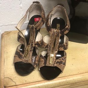 Michael Kors size 10 alligator print shoe